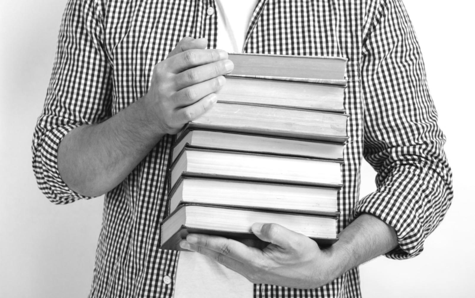 Modernes Büroumfeld mit kollaborativen Arbeitsbereichen